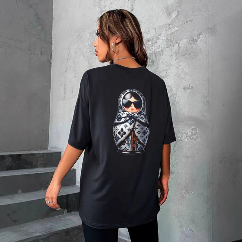 Dame T-shirt med kreativ Matroschka-tryk og afslappet snit Stilla