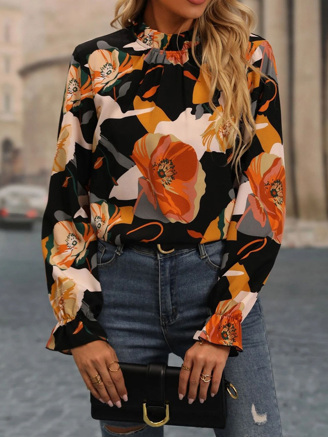 Damebluse med blomsterdesign og elegante flæser Stilla