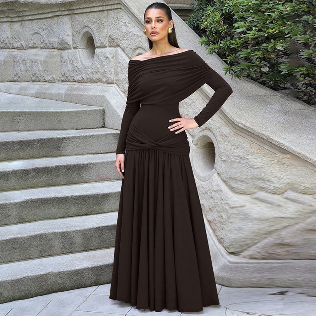 Dame wrap kjole med voluminøs flæsekant og elegant off-shoulder design Skovae