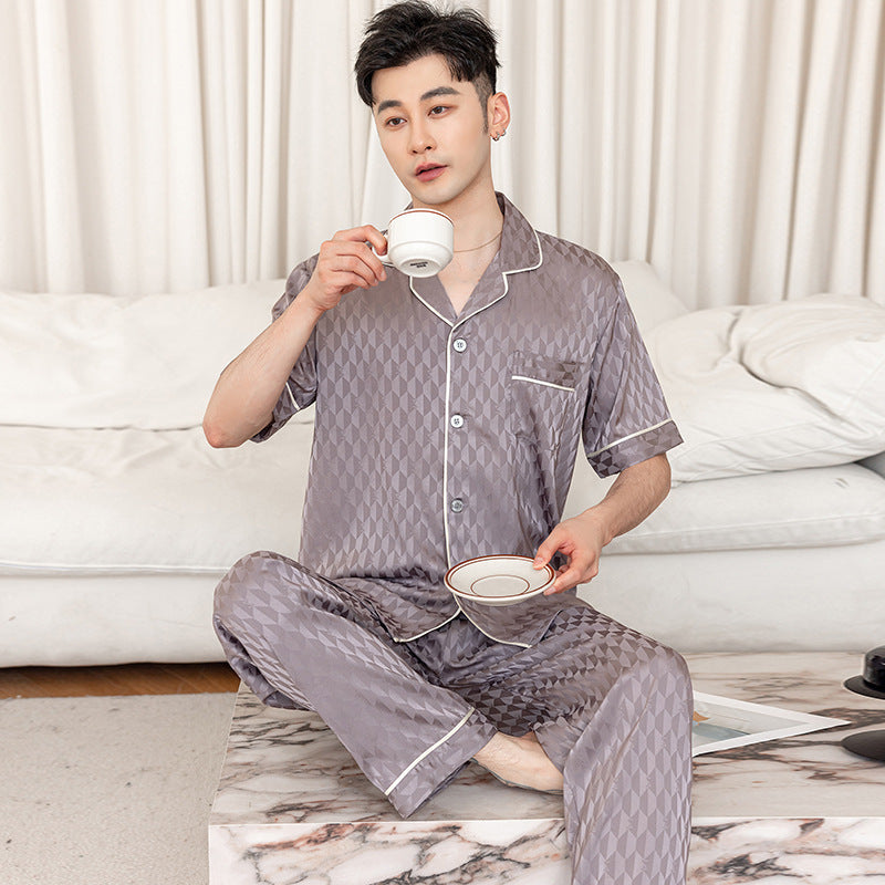Herre Satin Pyjamasæt med elegant monogram-design og kvalitetsforarbejdning Stilla