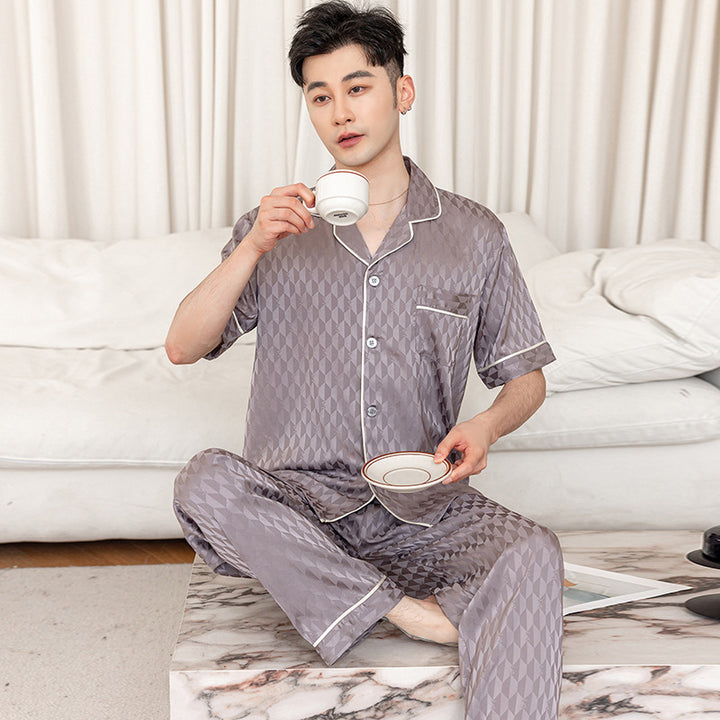 Herre Satin Pyjamasæt med elegant monogram-design og kvalitetsforarbejdning Stilla