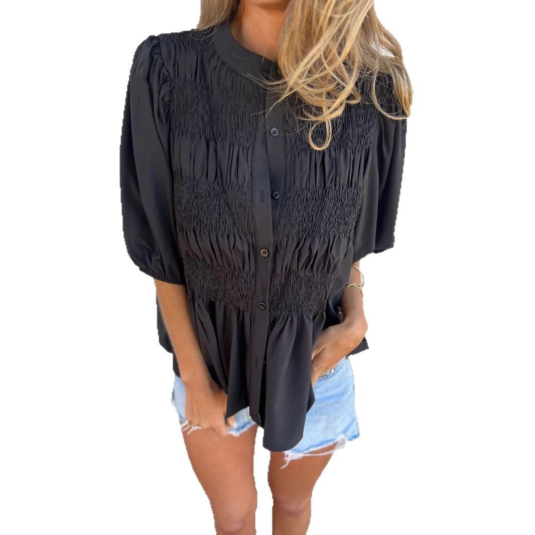 Damebluse med rynker og klassiske knapper Stilla