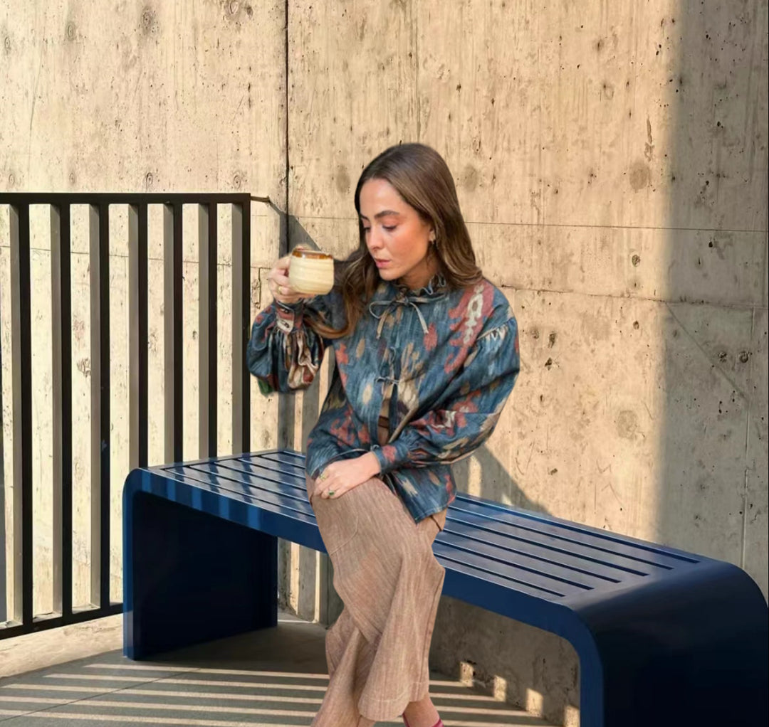 Damebluse med smart flæse design og afslappet krave Stilla