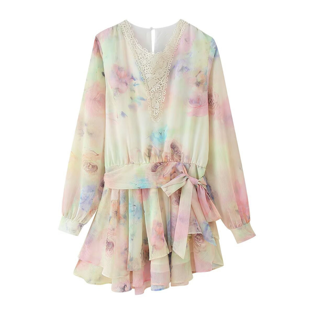 Femme Flydende Floral Mini Kjole med Spidse Detalje Stilla