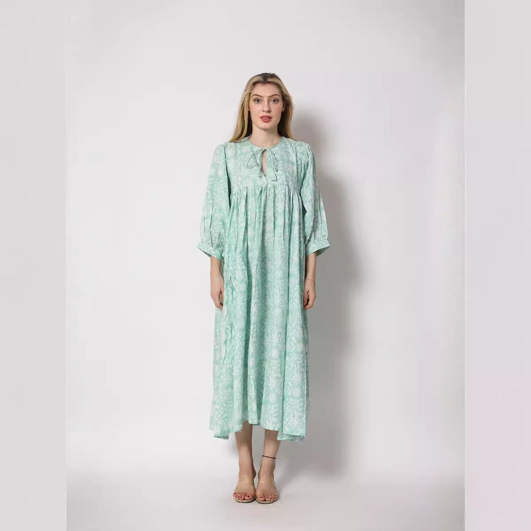 Dame Maxi-kjole med voluminøse ærmer og raffineret bindingsdetalje Skovae