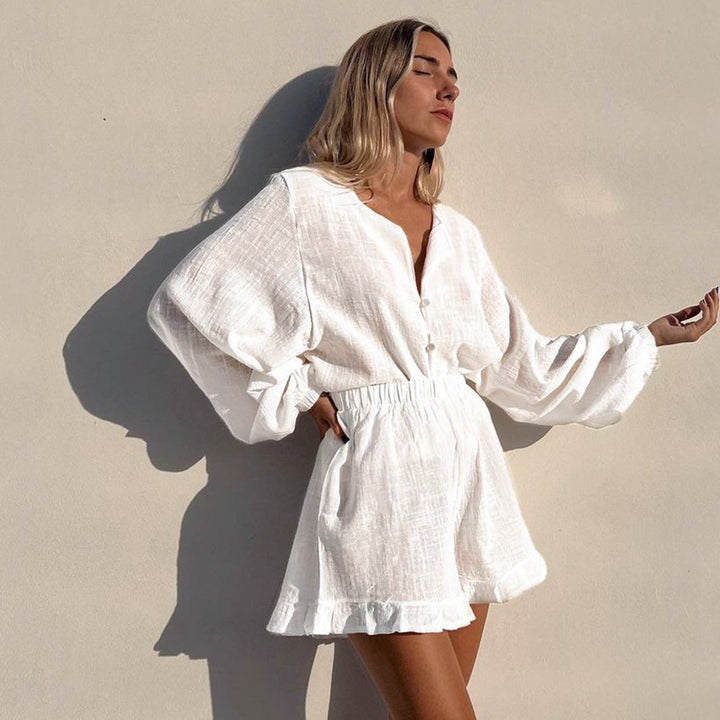 Dame sæt bestående af elegant bluse med ruffleshorts Stilla