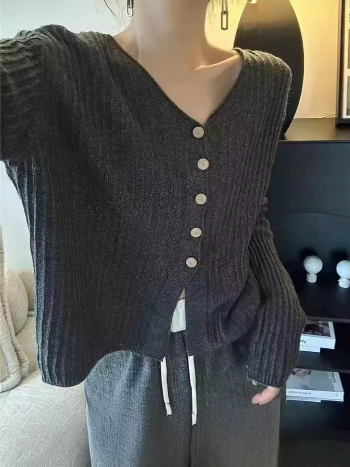 Kvinders cardigan med dekorative knapper og dyb V-hals Stilla