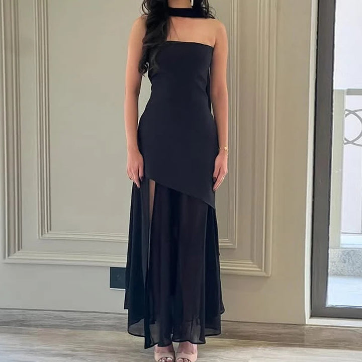 Dame strapless aftenkjole med elegant slids og flydende stof Stilla