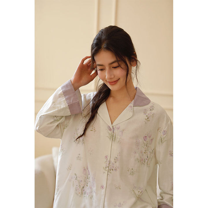 Dame natkjole bluse med blomsterdesign og elegant knaplukning Stilla