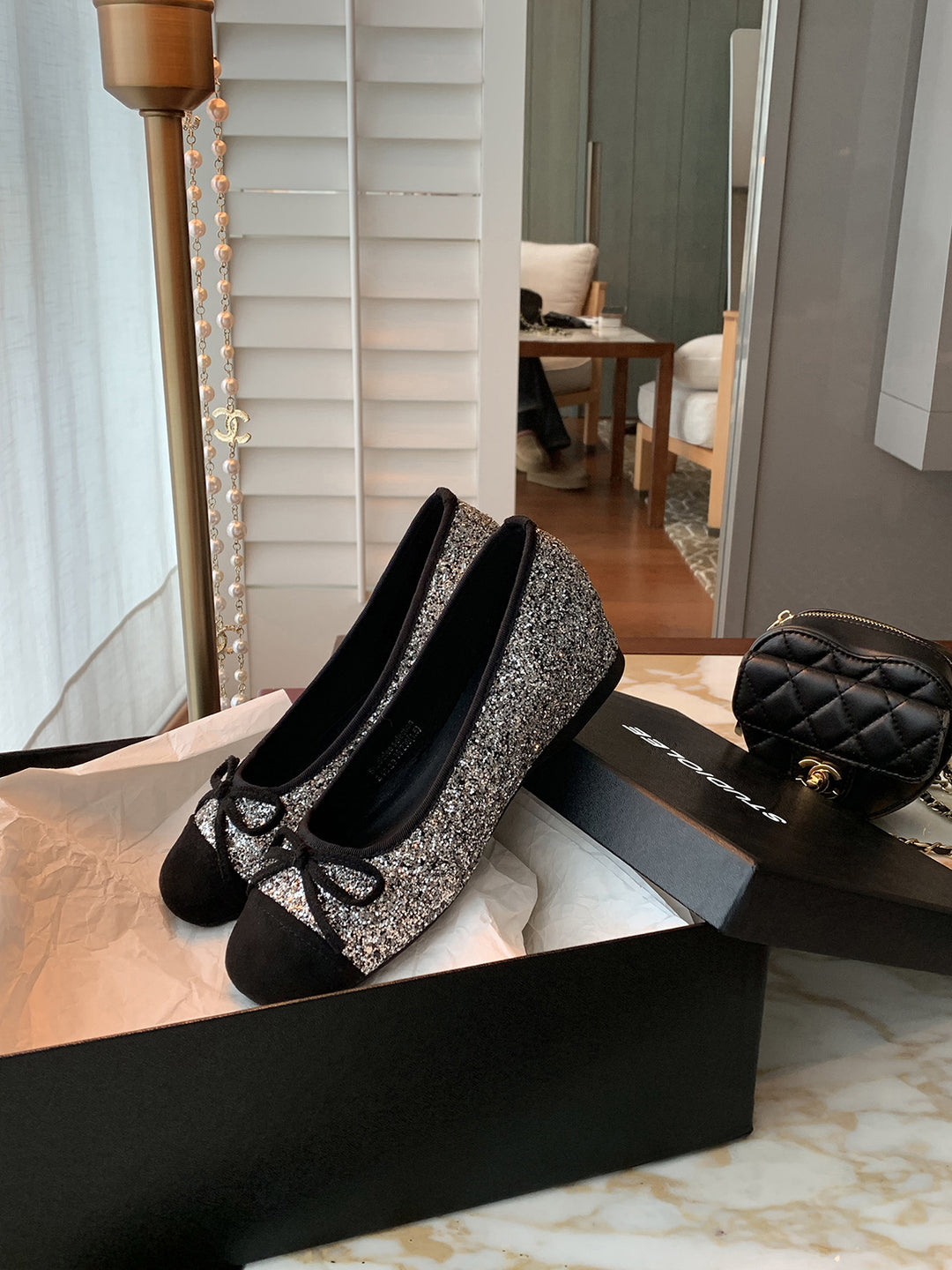 Kvinders Wedge Slip-On Flats med dekorativ bue Stilla