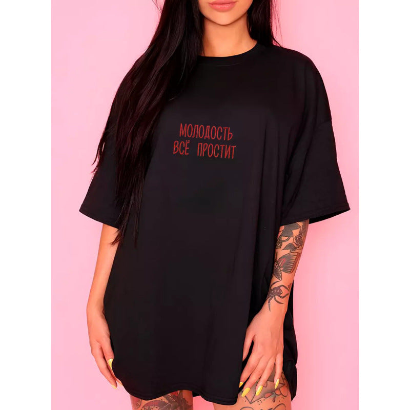 Dame afslappet T-shirt med kunstnerisk skrift og oversized pasform Stilla