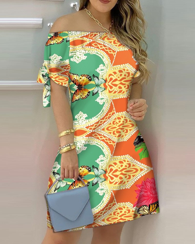 Dame Off-Shoulder Kjole med florale accenter og legende ærmer Stilla