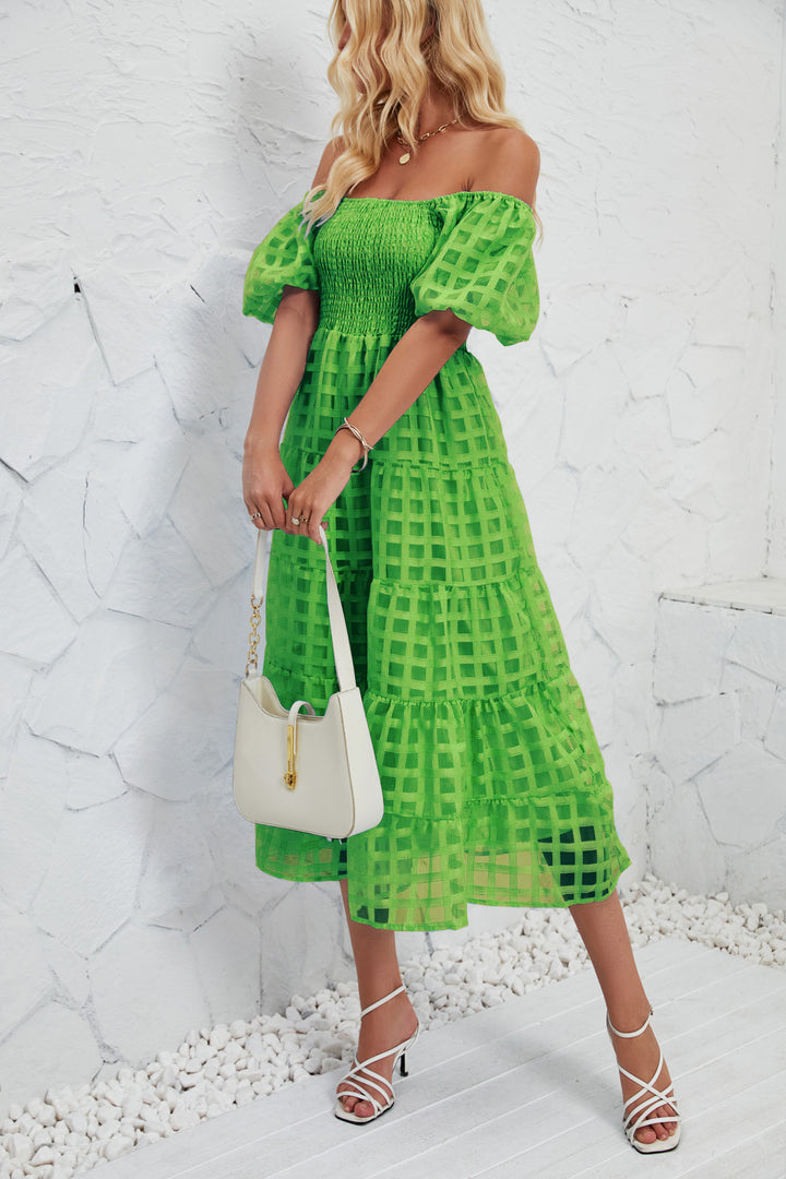 Dame Midikjole med Off-Shoulder-design og luftige Puffærmer Stilla