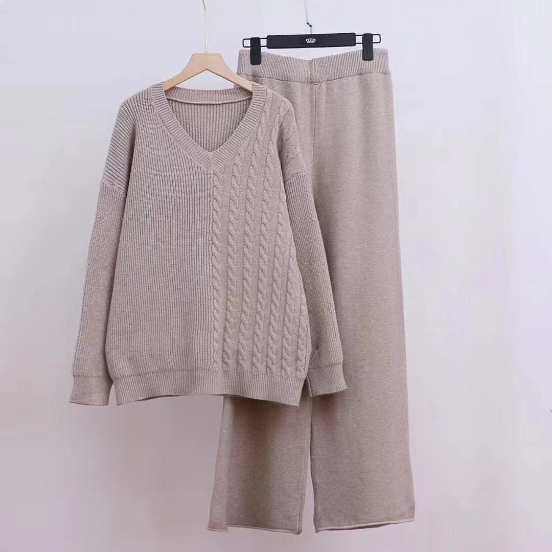 Dame fin striktrøje og bredskårne bukser med V-hals og kabeldesign Stilla