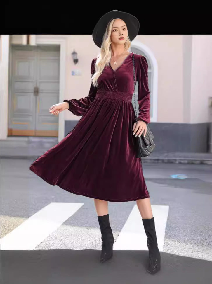 Dame Fløjls-Midi-Kjole med V-udskæring og elegant rynke design Stiila