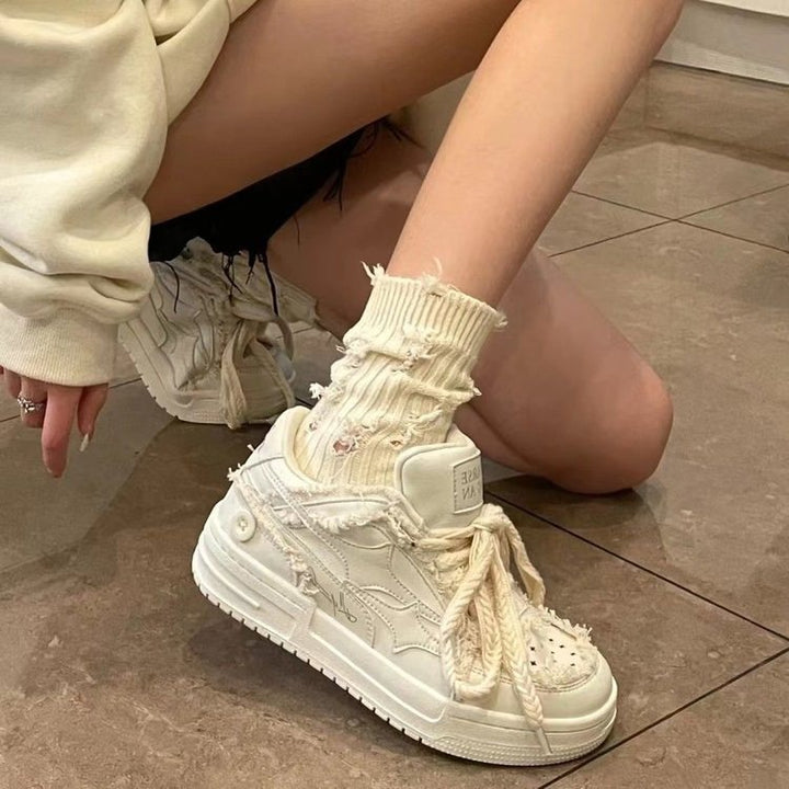 Dame fashionable sneakers i denim med frynset accenter Stilla