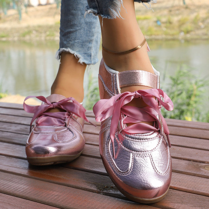Dame sporty sneakers med metallisk overflade og diskrete satinbånd Stilla