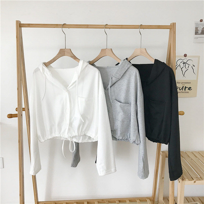 Femme Korte Button-Up Hoodie med Snøre-Detalje Stilla