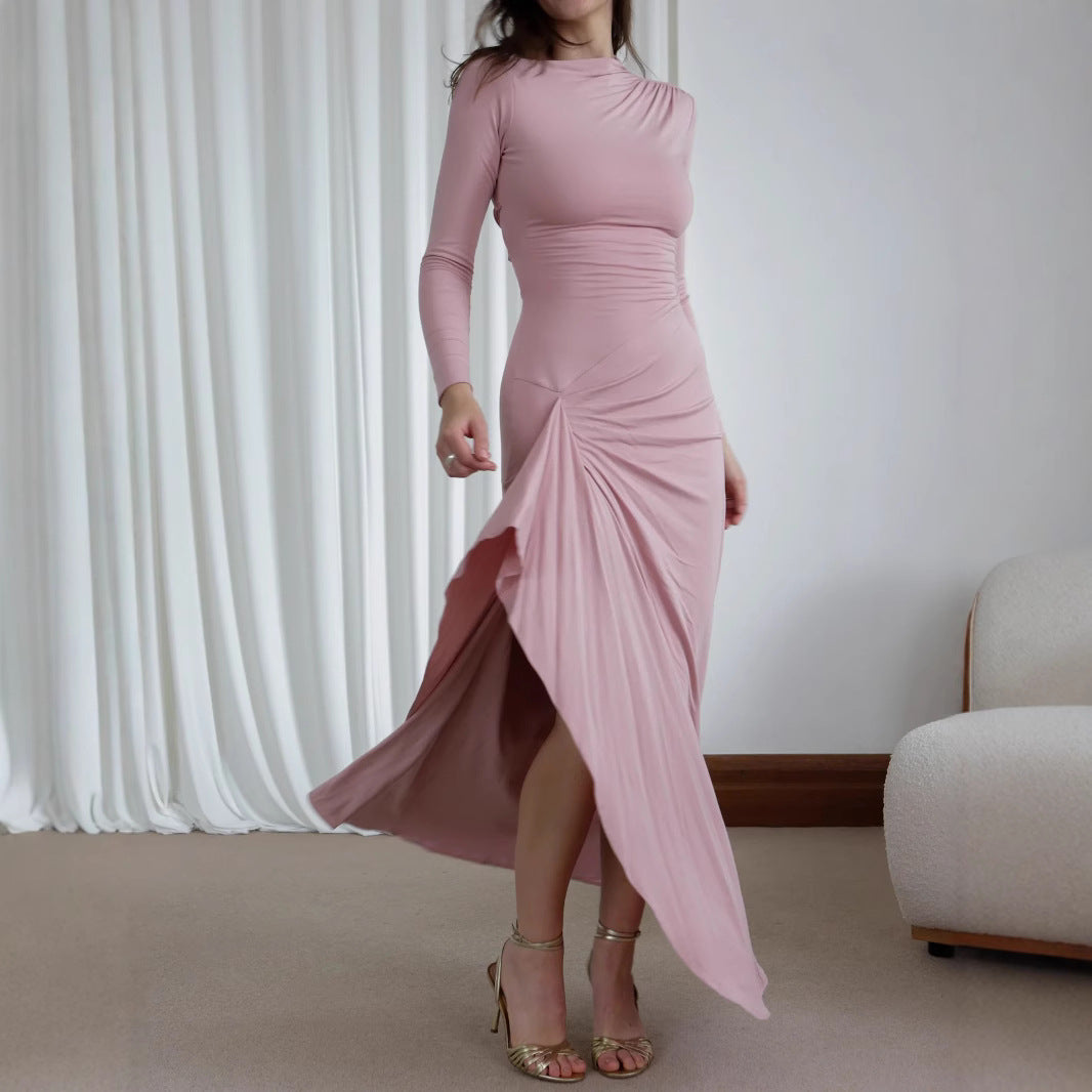 Dame Maxikjole med elegant asymmetrisk snit og figursyet drapering Stiila