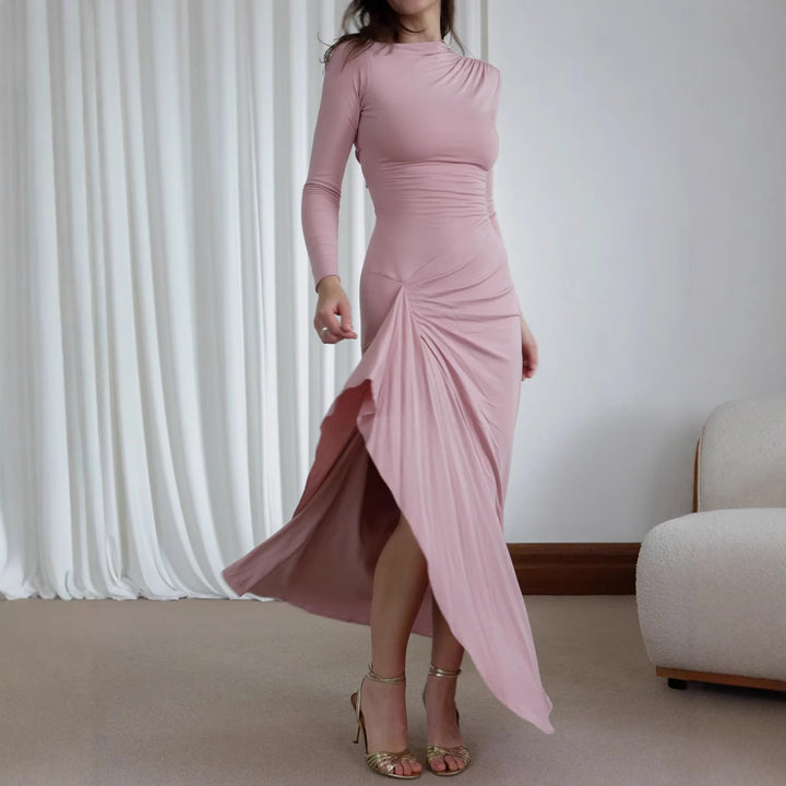 Dame Maxikjole med elegant asymmetrisk snit og figursyet drapering Stiila