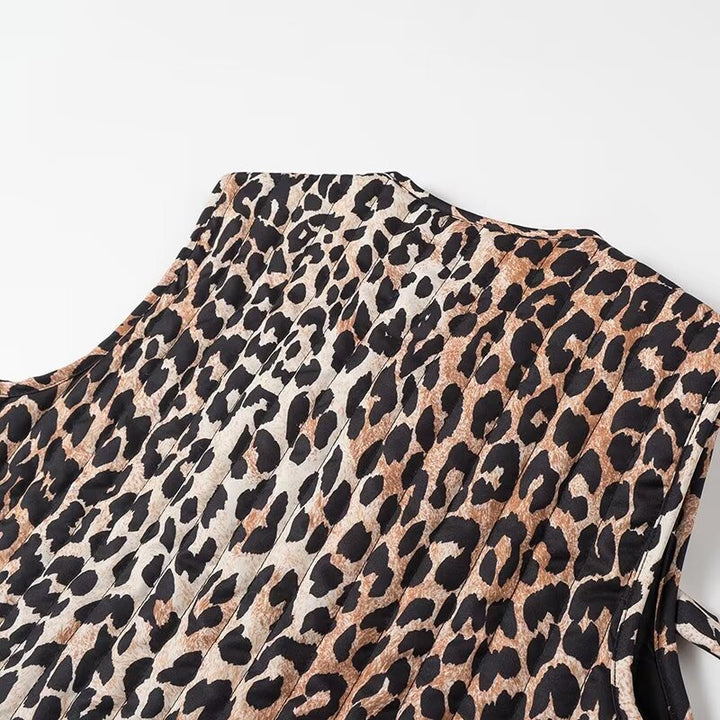 Dame ærmeløs bluse med sløjfe-design og moderigtigt leopardmønster Stilla