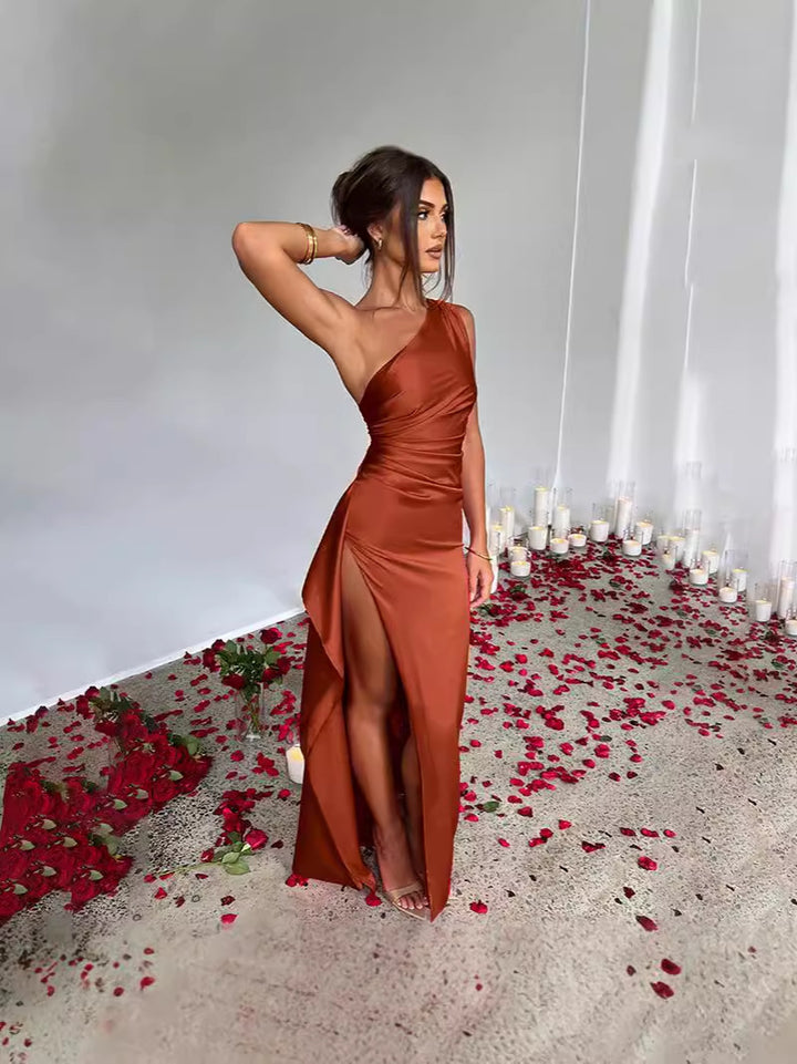 Dame Elegante One-Shoulder Aftenkjole med sidelæg og flydende Satin Stilla