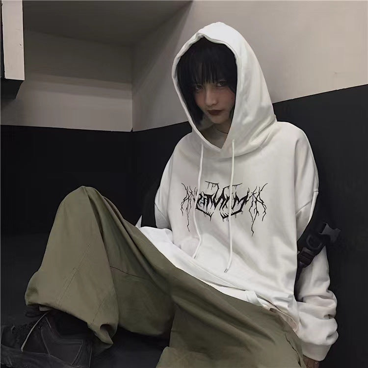 Kvindernes hoodie med moderne bogstaver og afslappet pasform Skovae