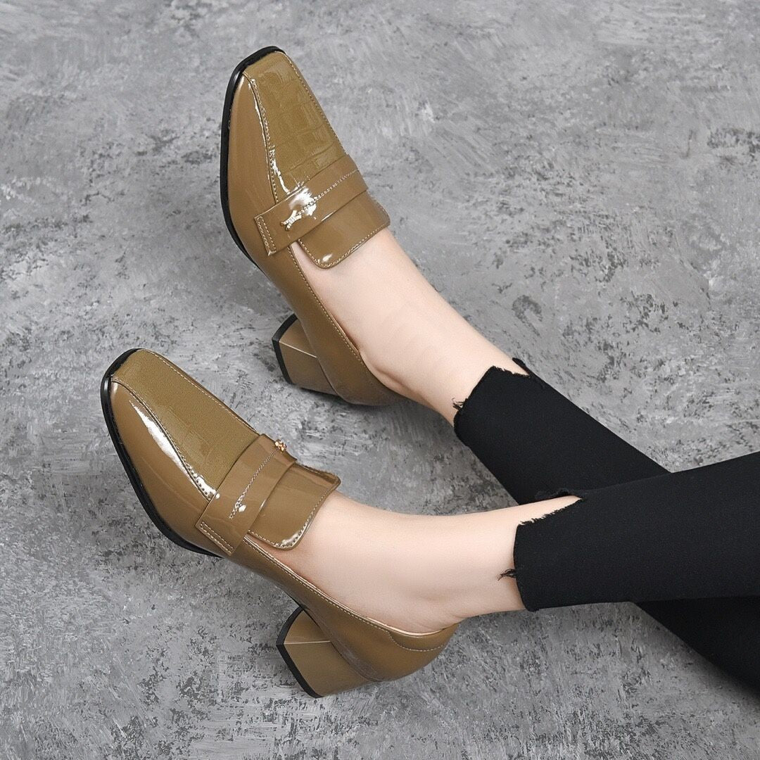 Dame elegante loafers med glinsende lakoverflade og komfortabel blokhæl Stilla