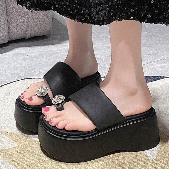 Dame platform-sandaler med moderne remdesign og glitrende accenter Stilla