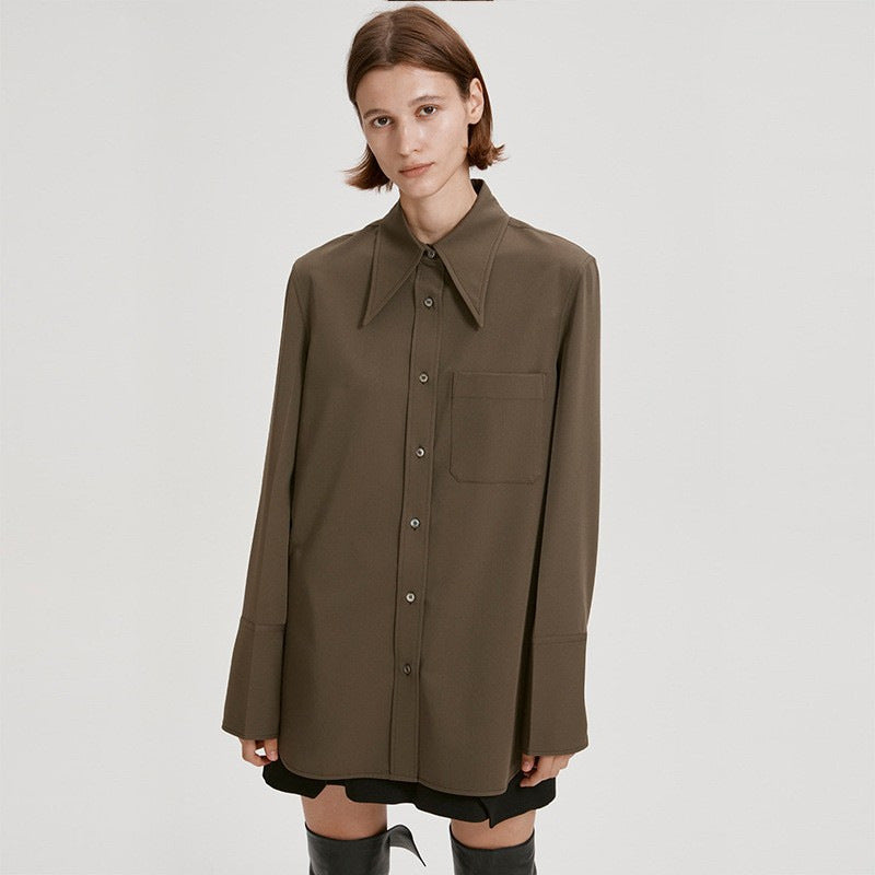 Kvinders moderne skjorte med oversized krave Stilla
