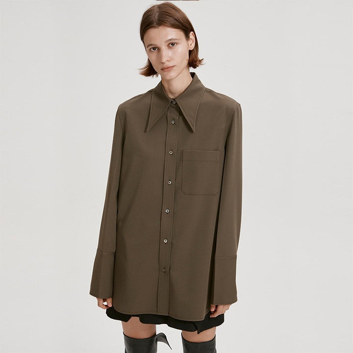 Kvinders moderne skjorte med oversized krave Stilla