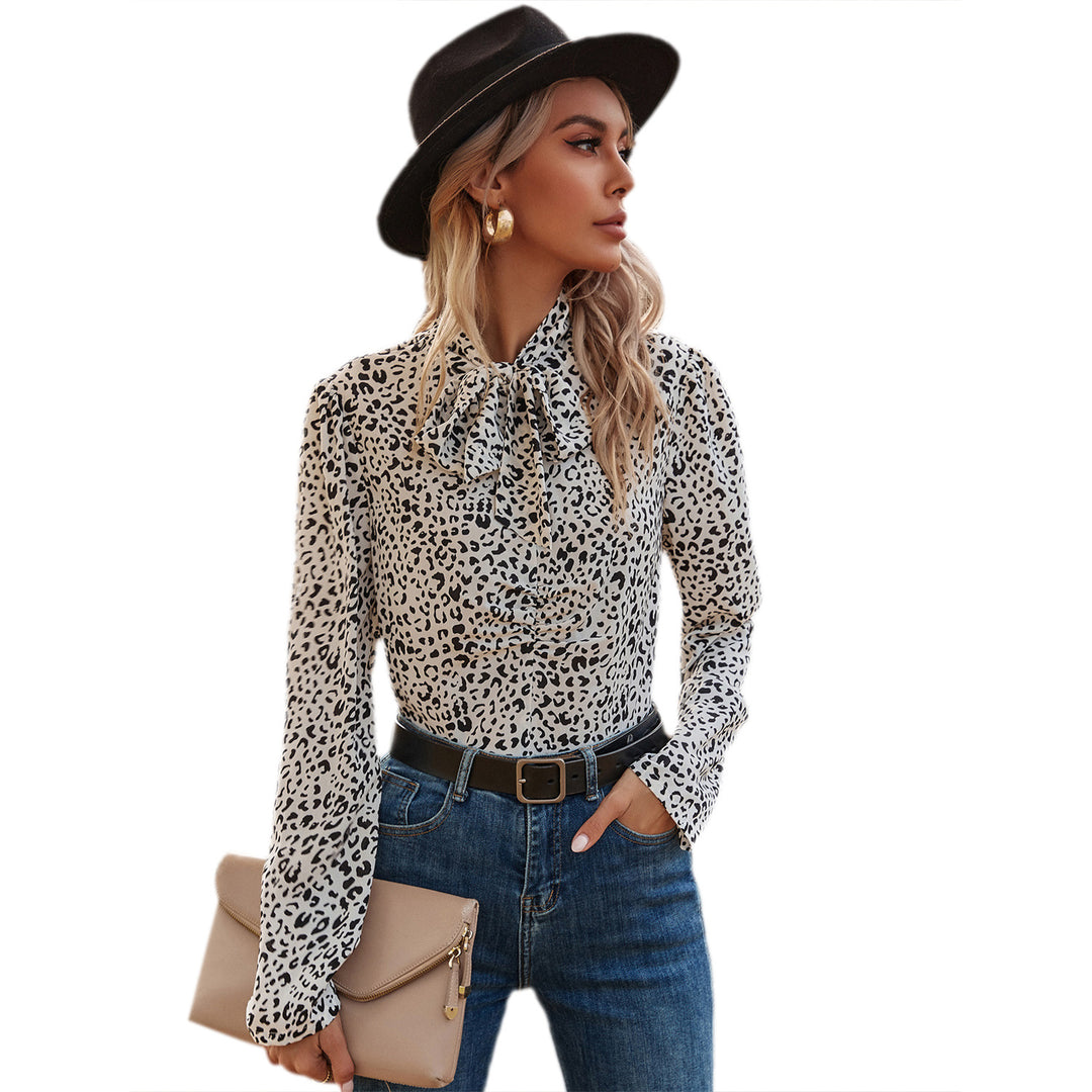 Kvindernes elegante bluse med flæse detaljer og ædel leopard mønster Stilla