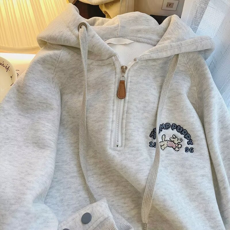 Dame hyggelig hættepullover med halv høj lynlås og kreativt motiv Stilla