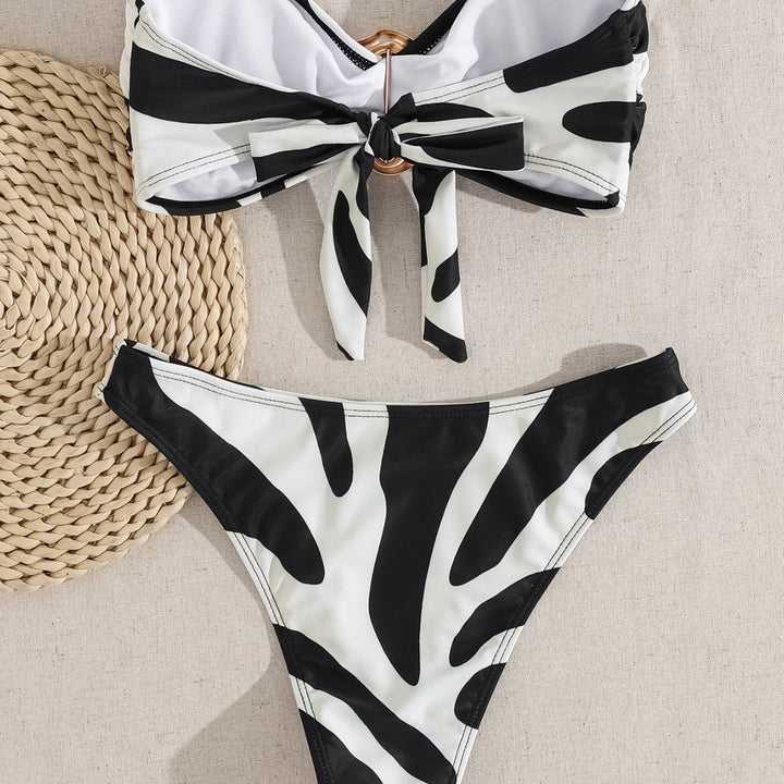Dame bandeau-bikini med moderigtige spænde-detail og asymmetrisk snit Skovae
