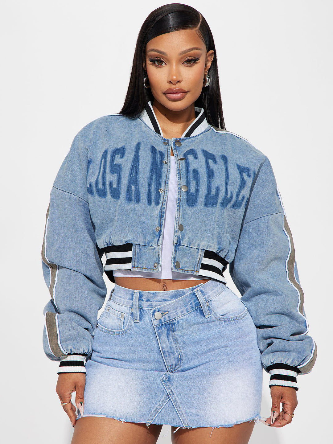Dame Trendy Cropped Jeansjakke med broderet skrift og sporty design Stilla