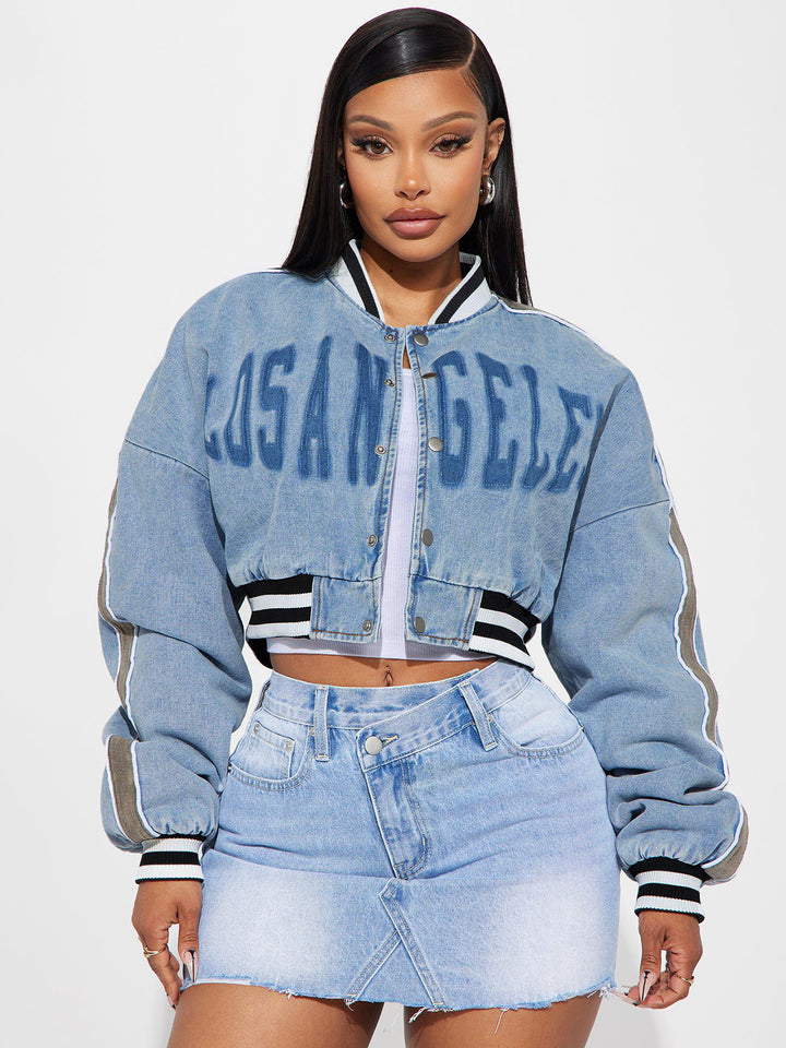 Dame Trendy Cropped Jeansjakke med broderet skrift og sporty design Stilla