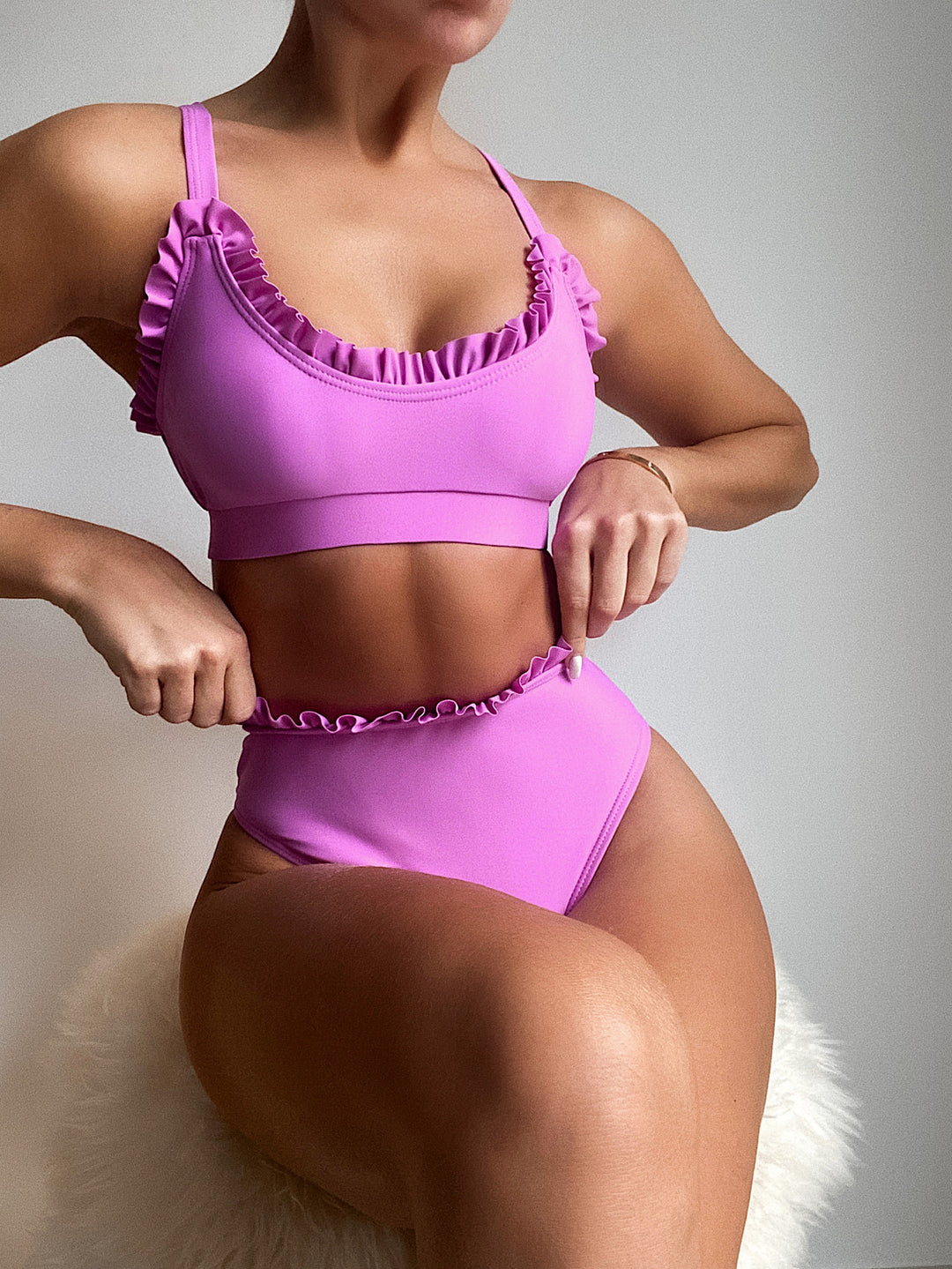 Damehøj taljeret bikini-sæt med legende flæsedesign Stilla