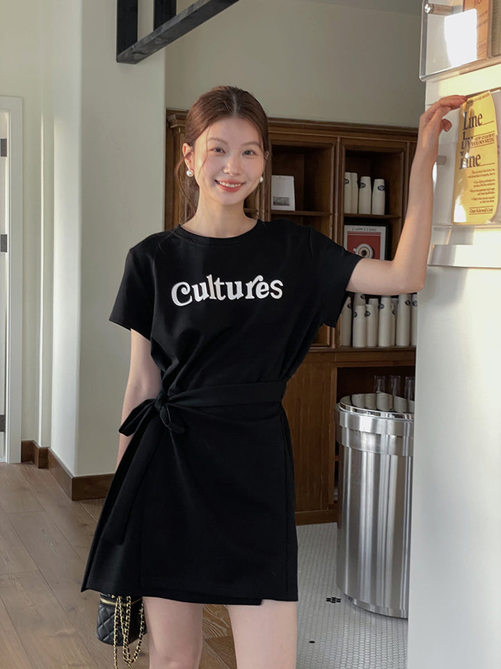 Dame stilfuld T-shirt-kjole med justerbar knude og moderigtigt print Stilla