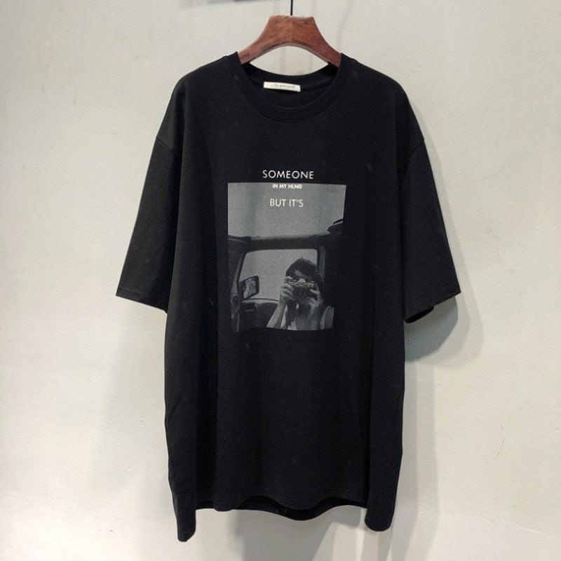Dame T-shirt med nostalgisk fototryk og kreativ tekst Stilla
