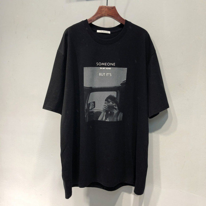 Dame T-shirt med nostalgisk fototryk og kreativ tekst Stilla