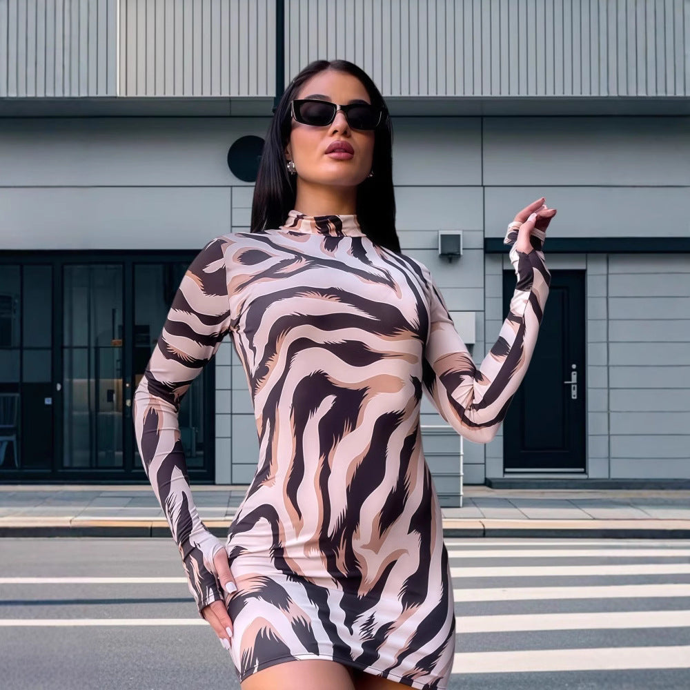 Dame langærmet kjole med moderne leopardmønster og tætsiddende snit Stilla