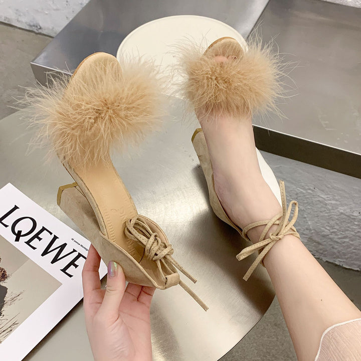 Dame sandaler med trendy fløjlslukning og justerbar rem Stilla