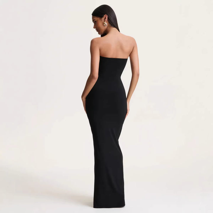 Dame Elegant og figurtilpasset aftenkjole med rynket design og skinnende detalje Skovae