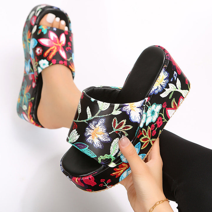 Dame platform-sandaler med blomsterdesign og skridsikker sål Stilla