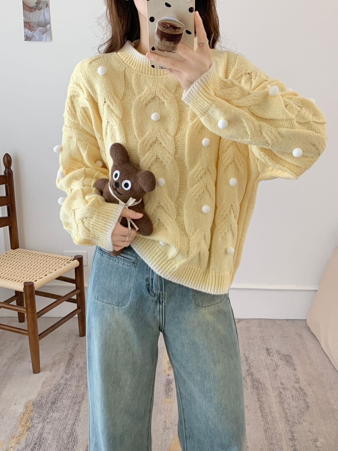 Kvindernes strikkede sweater med dobbelt kabelstruktur og dekorative pomponer Stilla