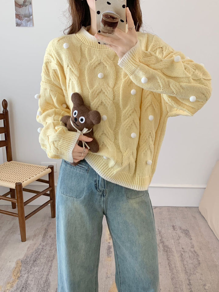 Kvindernes strikkede sweater med dobbelt kabelstruktur og dekorative pomponer Stilla