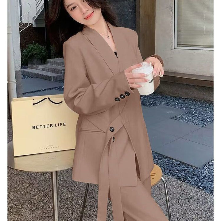 Kvindernes moderne blazer med asymmetrisk snit og taljebælte Stilla
