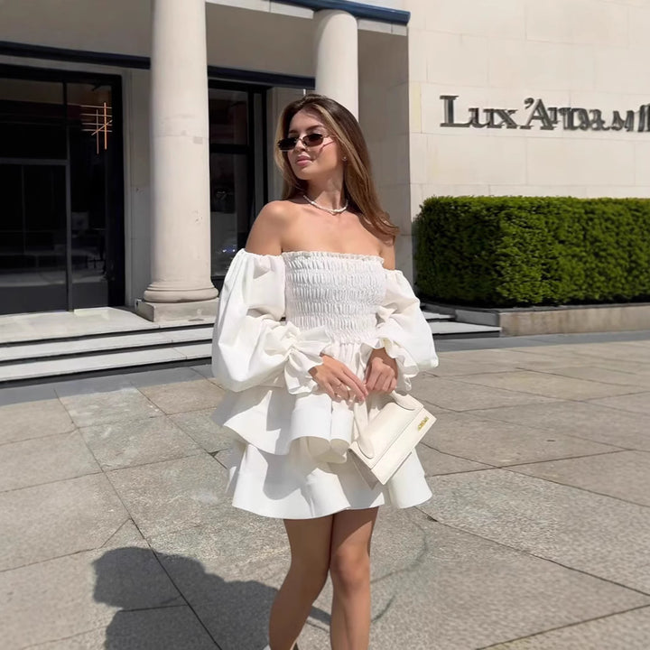 Dame Off-Shoulder Minikjole med voluminøse ærmer og flæser Stilla