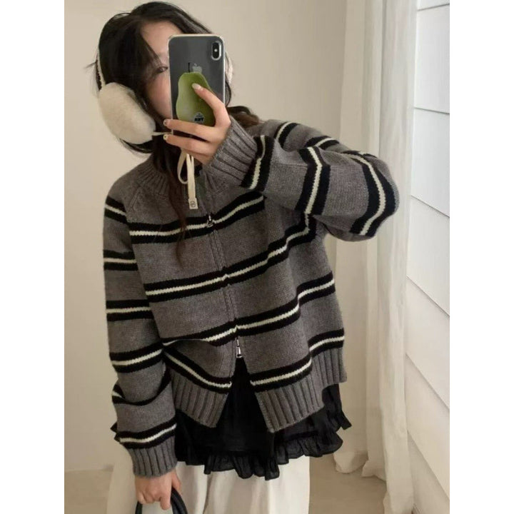 Kvindernes strikkede cardigan med moderne striber Stilla