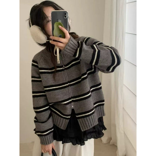 Kvindernes strikkede cardigan med moderne striber Stilla
